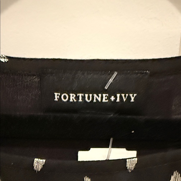 Patterned Black and White Blouse - Picture 2 of 8